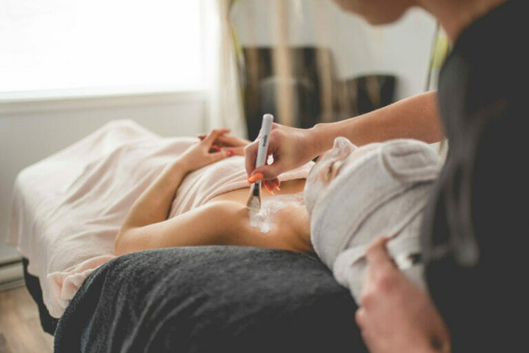 Une femme est allongée pendant qu'elle profite d'un soin esthétique